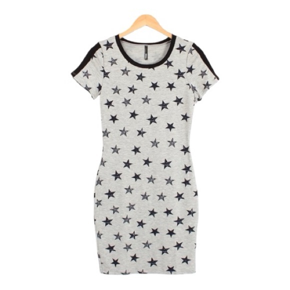 Dresses & Skirts - Star Patterned Gray T-shirt Dress size large